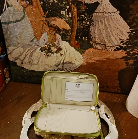 👛👜Coach wristlet - chartreuse in color  7 Parts Wallet,Patent Leather,Gift.🎁 - Picture 16 of 16